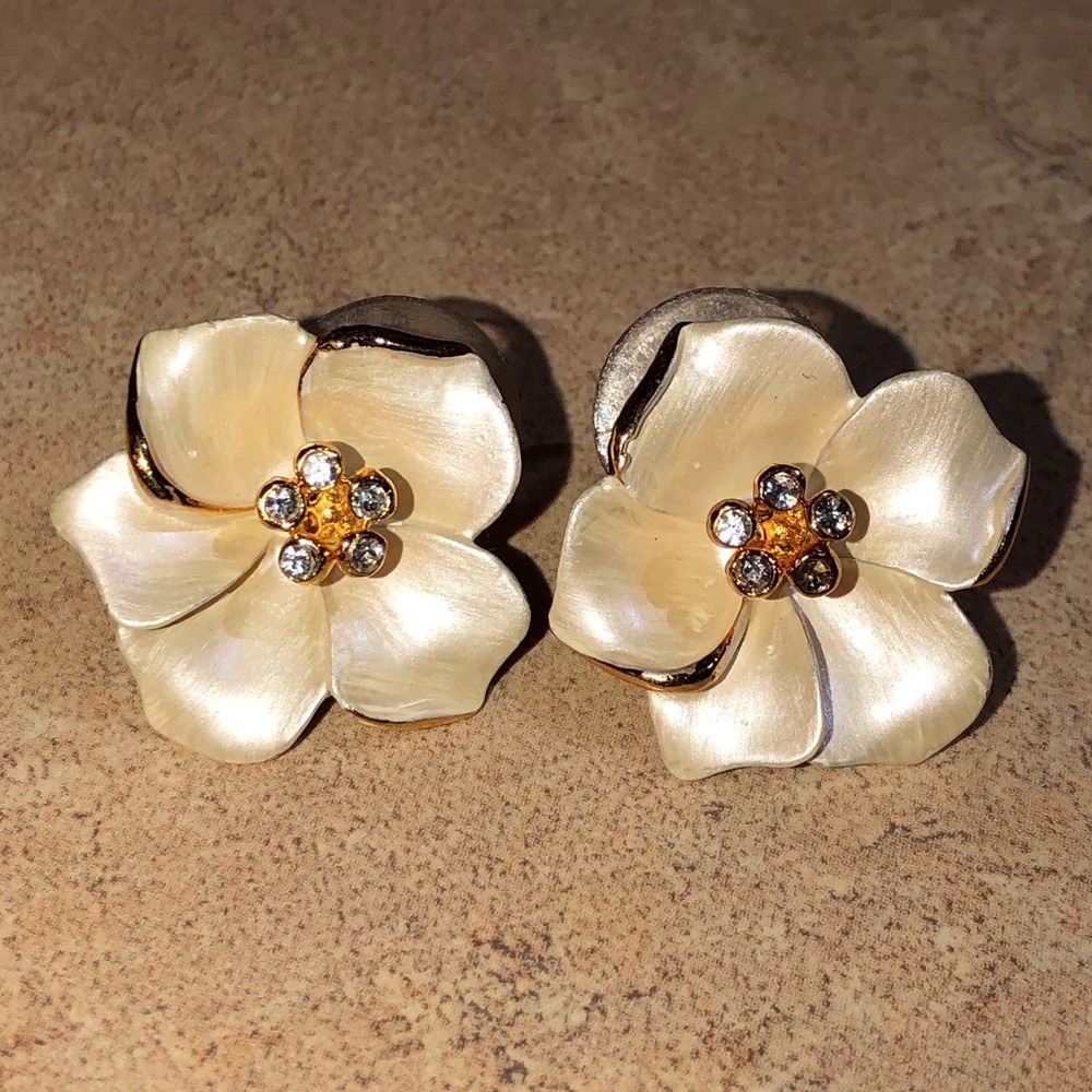 new cream/gold/diamond stud flower earrings - Picture 1 of 7